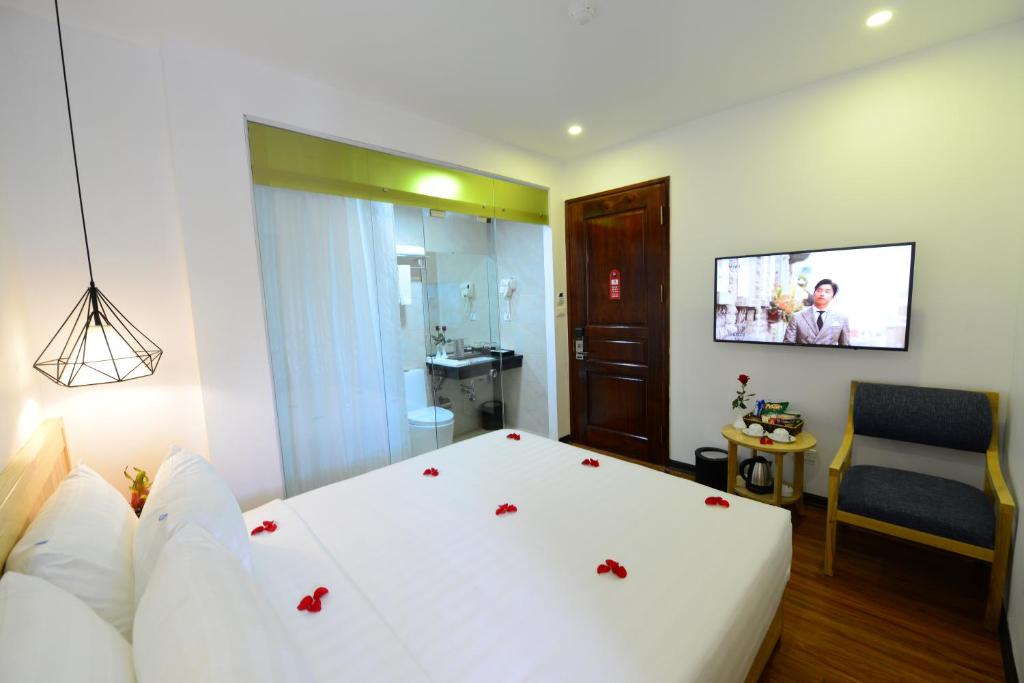 Двухместный (Улучшенный двухместный номер с 1 кроватью) отеля Blue Hanoi Inn Luxury Hotel, Ханой