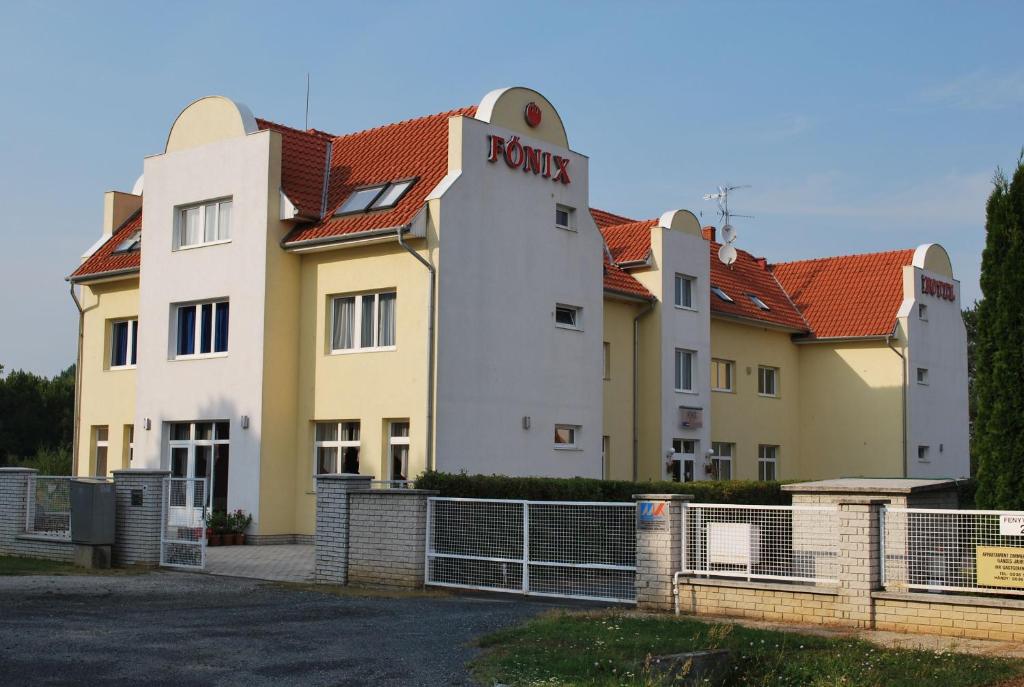 Отель Főnix Hotel, Бюк
