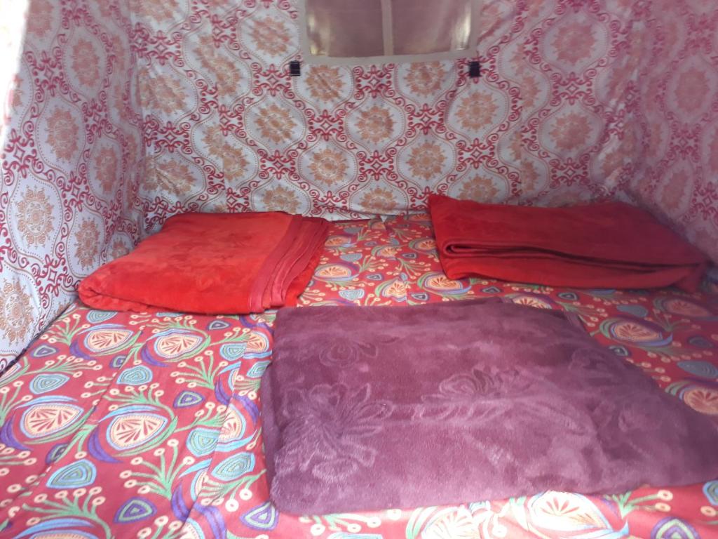 Номер (Triple Sharing Tent) кемпинга Kheer Ganga Trekking camps, Касоль