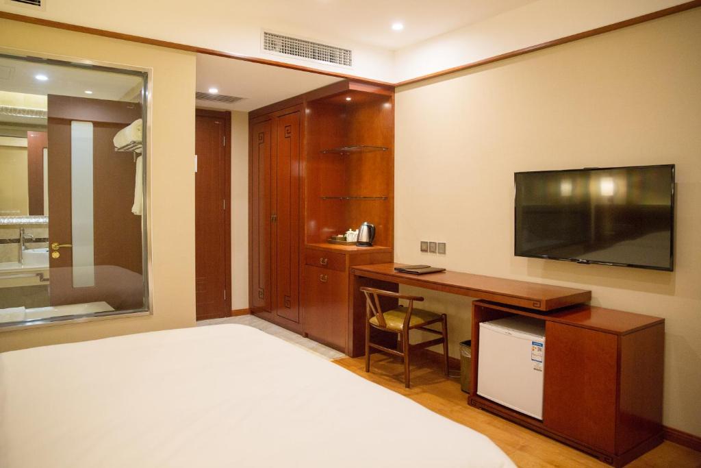 Двухместный (Chinese Mainland Citizen Only-Vintage Double Room - No Window), Qian Men Inn