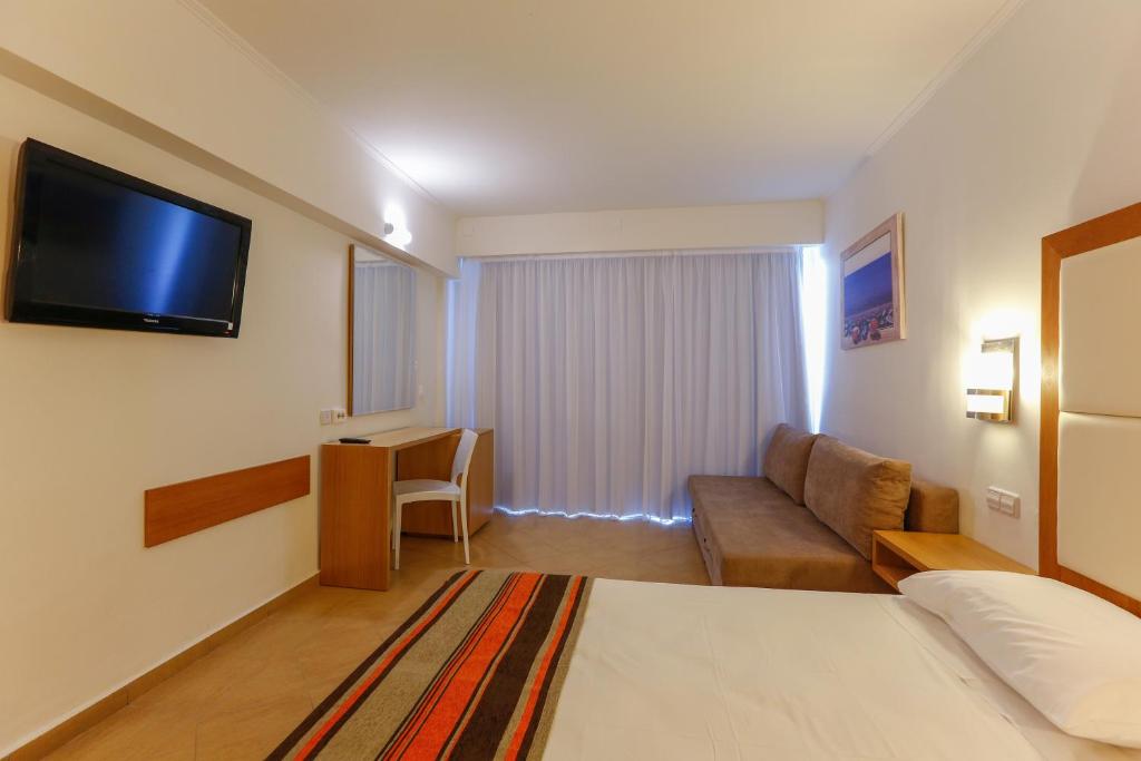 Двухместный (Двухместный номер с 1 кроватью (для 2 взрослых и 2 детей)) отеля Sun Palace Hotel, Фалираки