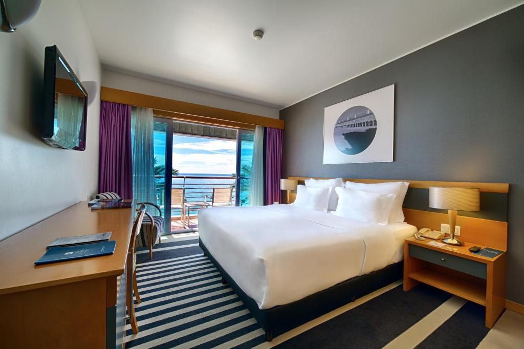 Двухместный (Двухместный номер с 1 кроватью или 2 отдельными кроватями и видом на море) отеля SANA Sesimbra Hotel, Сесимбра