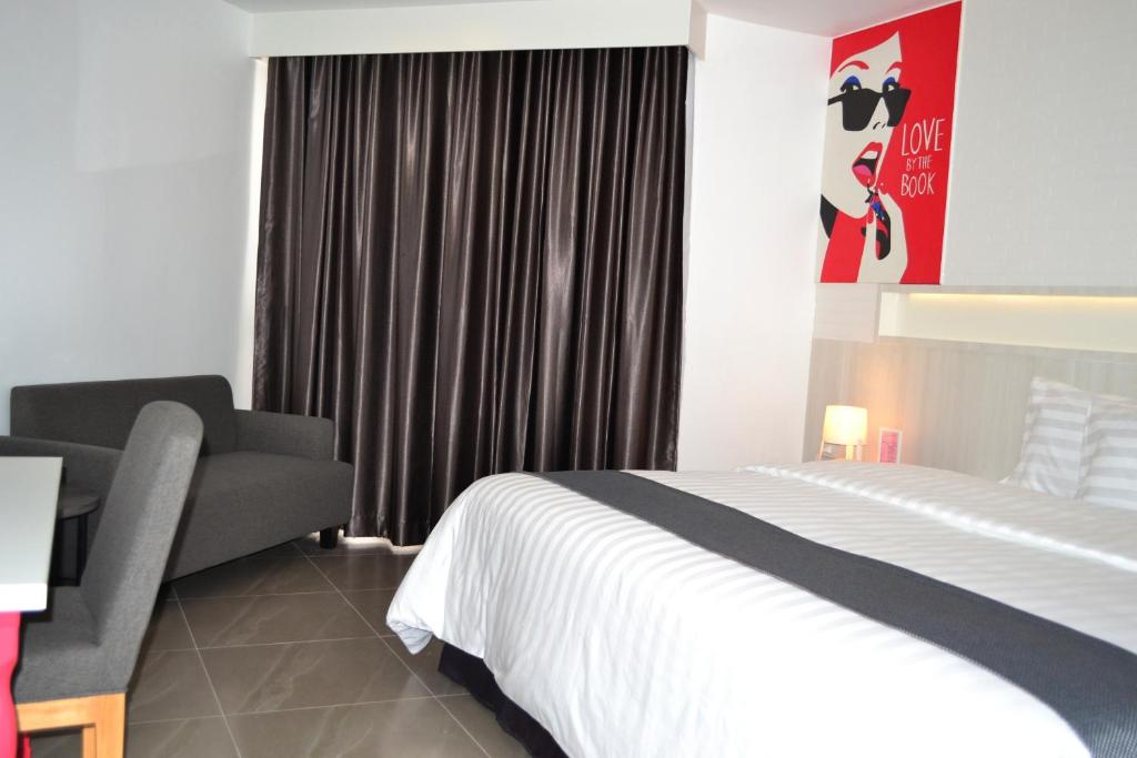 Двухместный (Улучшенный двухместный номер с 1 кроватью или 2 отдельными кроватями и видом на море) отеля Flipper Lodge, Паттайя