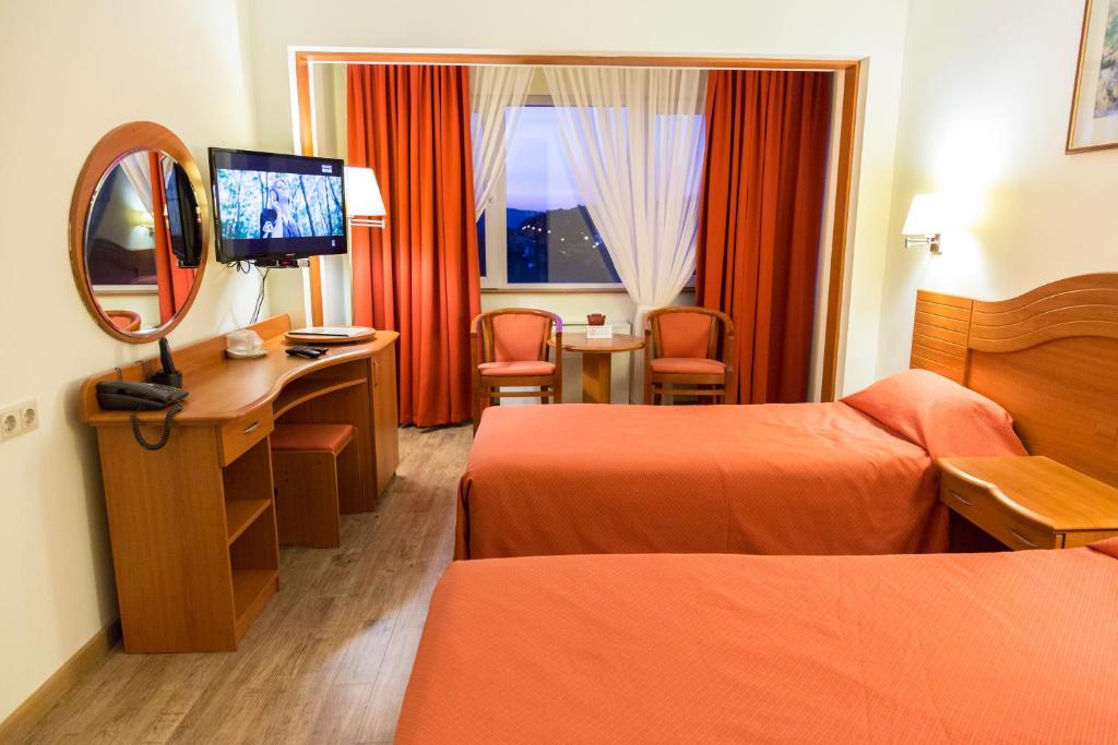 Двухместный (Двухместный номер с 1 кроватью или 2 отдельными кроватями и балконом) отеля Hotel Germisara, Дева