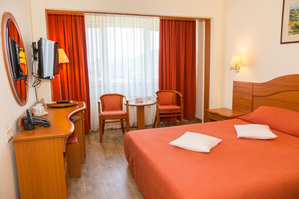 Двухместный (Двухместный номер с 1 кроватью или 2 отдельными кроватями) отеля Hotel Germisara, Дева