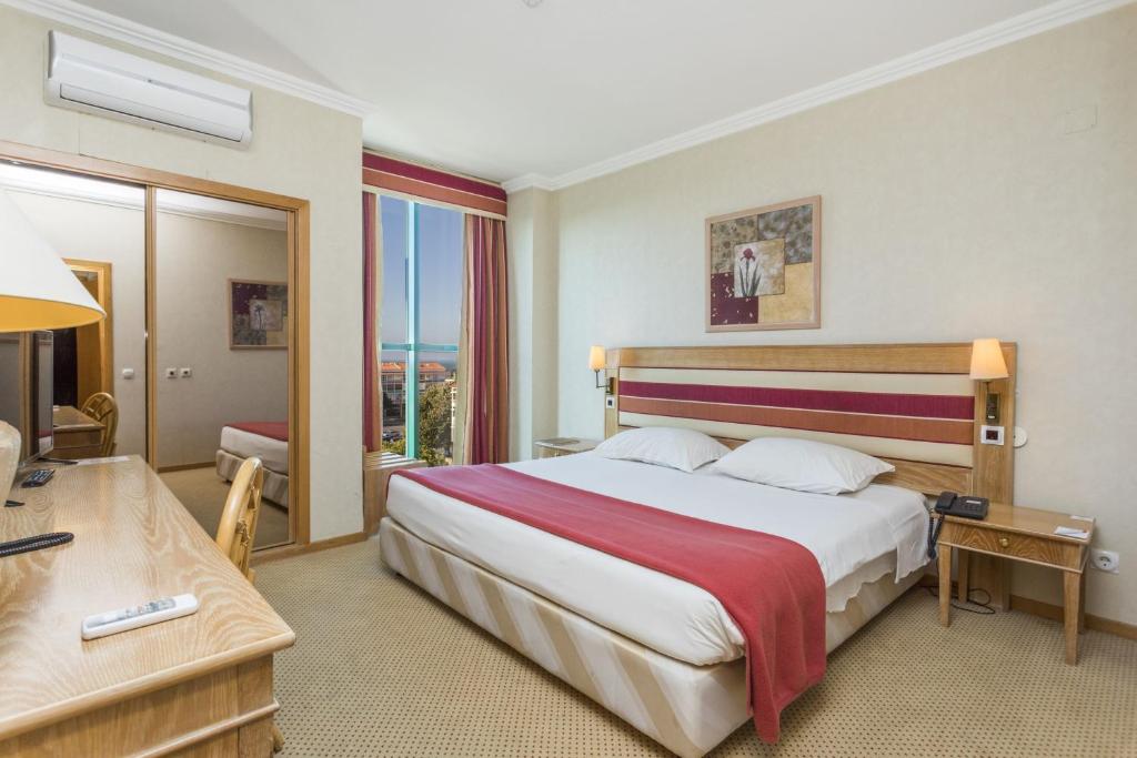 Семейный (Семейный номер (для 4 взрослых)) отеля Riviera Hotel, Каркавелуш
