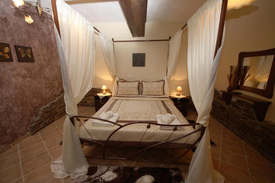 Двухместный (Двухместный номер Делюкс с 1 кроватью или 2 отдельными кроватями, вид на сад) гостевого дома Guesthouse Athanasiou, Като-Лутраки
