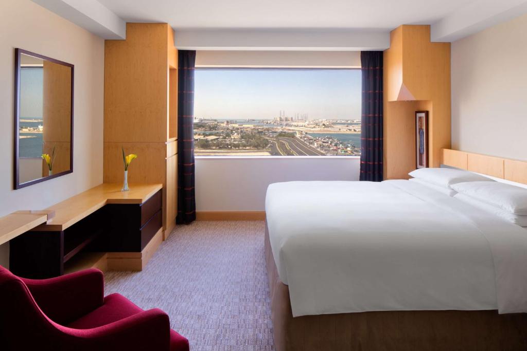 Двухместный (Двухместный номер с 2 отдельными кроватями/кроватью размера «king-size» - Вид на море) отеля Hyatt Regency Dubai - Corniche, Дубай
