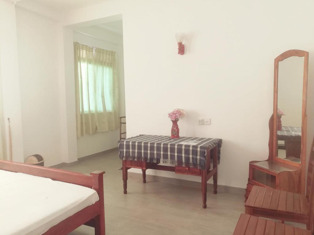 Двухместный (Двухместный номер с 1 кроватью и собственной ванной комнатой) семейного отеля Sunrise Beach Inn, Амбалангода