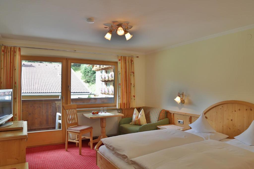 Двухместный (Двухместный номер с двуспальной кроватью и дополнительной кроватью) отеля Haus Waldheim, Тукс