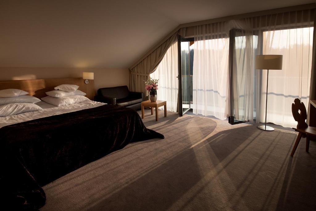 Двухместный (Улучшенный двухместный номер с 1 кроватью или 2 отдельными кроватями и балконом) отеля Hotel BUKOVINA, Буковина-Татшаньска