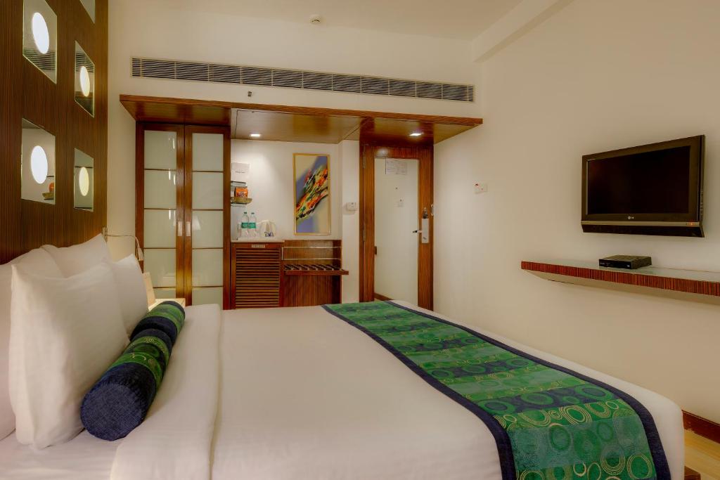Двухместный (Superior Double Room with 25% off on Food & Soft Beverages) отеля The Pride Hotel, Chennai, Ченнаи