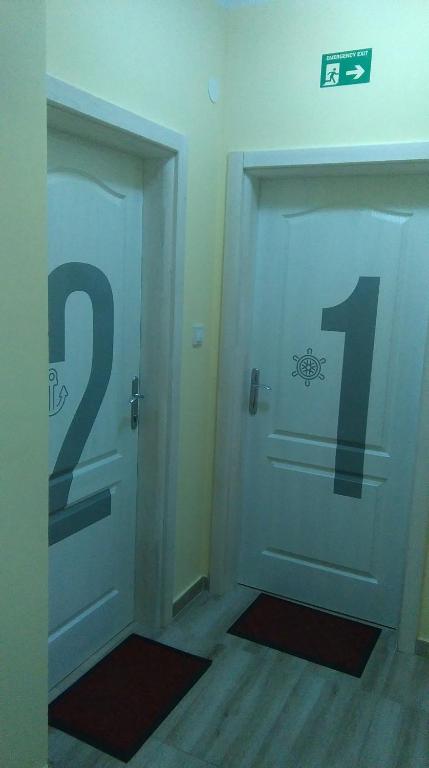 Номер (Спальное место на двухъярусной кровати в общем номере для мужчин и женщин) хостела Hostel Pupa, Котор
