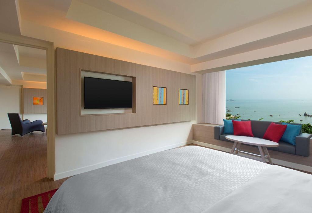 Сьюит (Superior Suite Ocean View, King Bed), Mercure Penang Beach