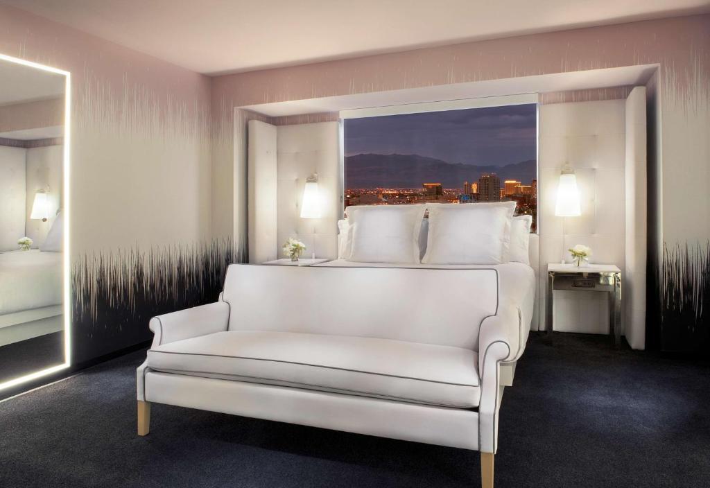 Трехместный (Номер Marra с кроватью размера «king-size», подходит для гостей с ограниченными физическими возможностями) курортного отеля SAHARA Las Vegas, Лас-Вегас