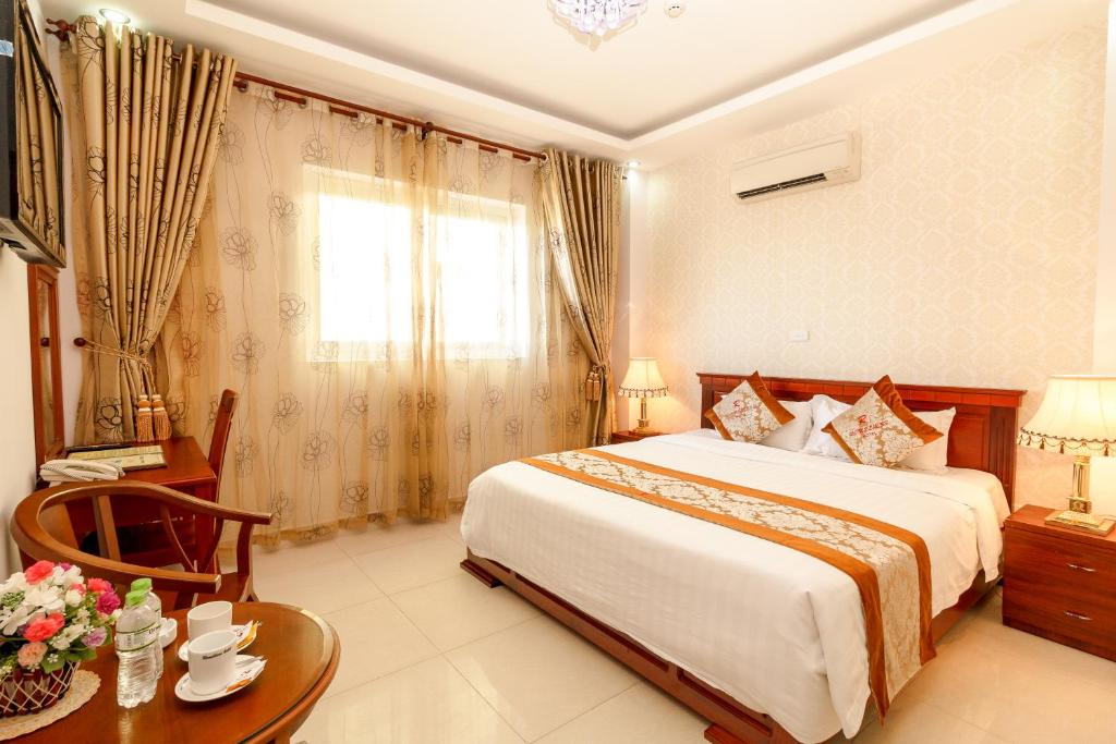 Двухместный (Улучшенный двухместный номер с 1 кроватью или 2 отдельными кроватями, вид на город) отеля Romeliess Hotel, Вунгтау