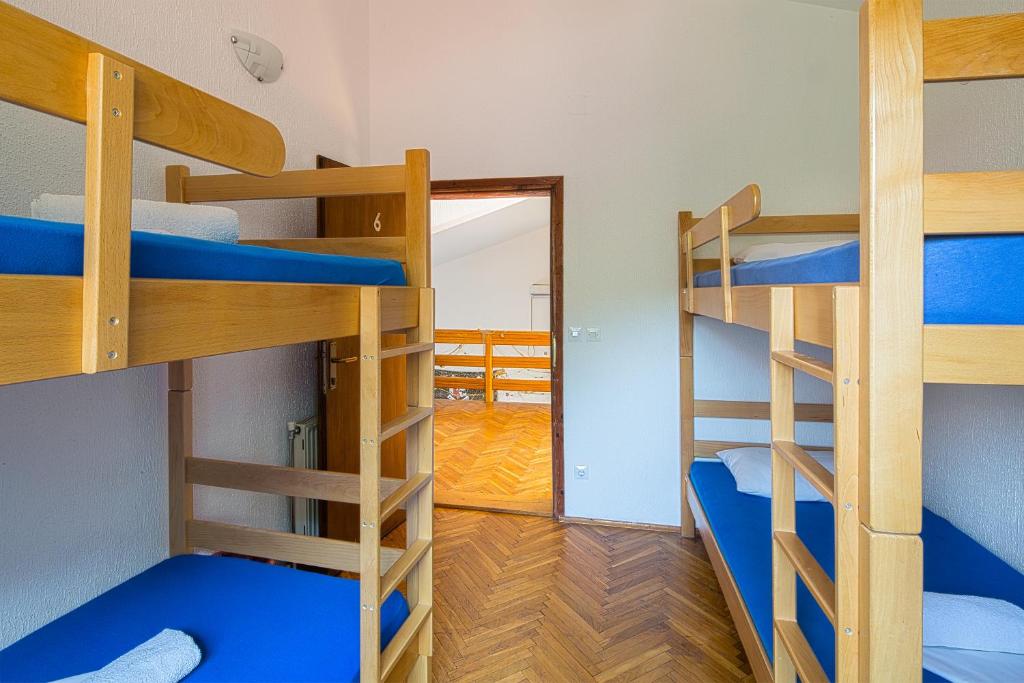 Номер (Кровать в общем 4-местном номере для мужчин и женщин) хостела Hostel Pirate, Ульцинь