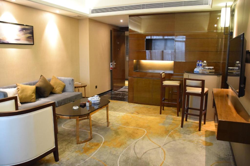 Сьюит (Представительский люкс с кроватью размера «king-size» - Для некурящих) отеля Foshan Ramada Hotel, Фошань