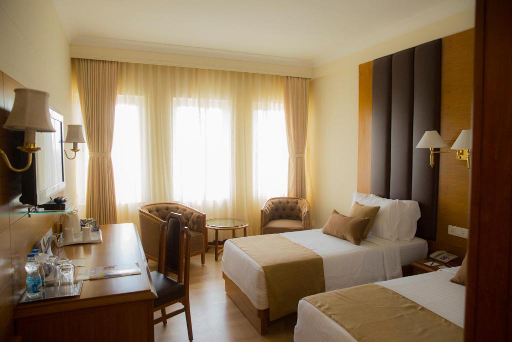 Двухместный (Premier Double or Twin Room - 20% discount on F&B) отеля The Peerless Inn, Калькутта