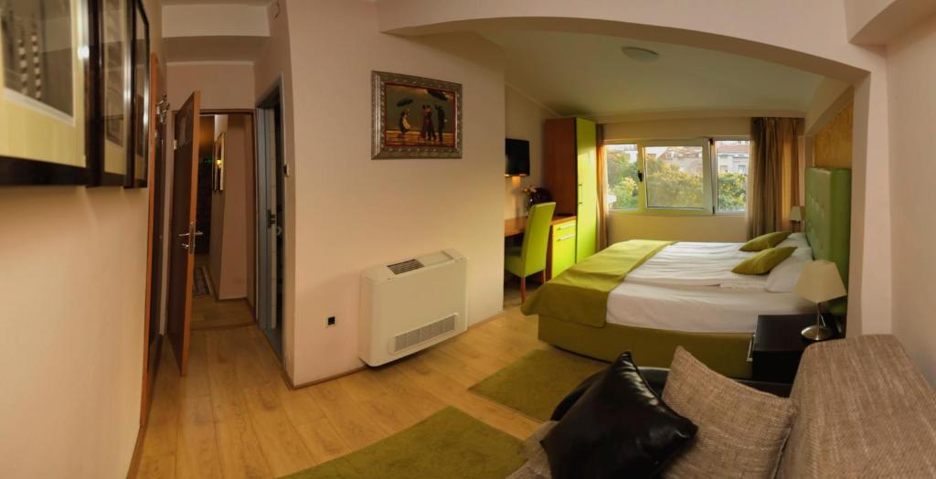 Трехместный (Двухместный номер с 2 отдельными кроватями и дополнительным диваном-кроватью) отеля Bed & Breakfast Garden40, Белград