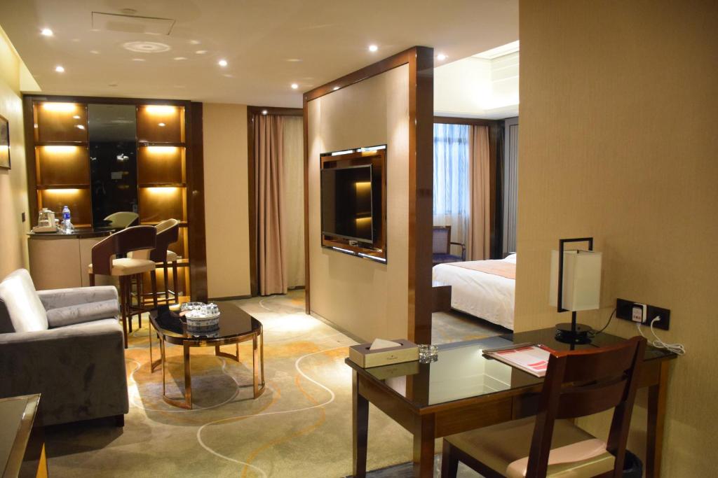 Сьюит (Люкс с кроватью размера «king-size» - Для некурящих) отеля Foshan Ramada Hotel, Фошань