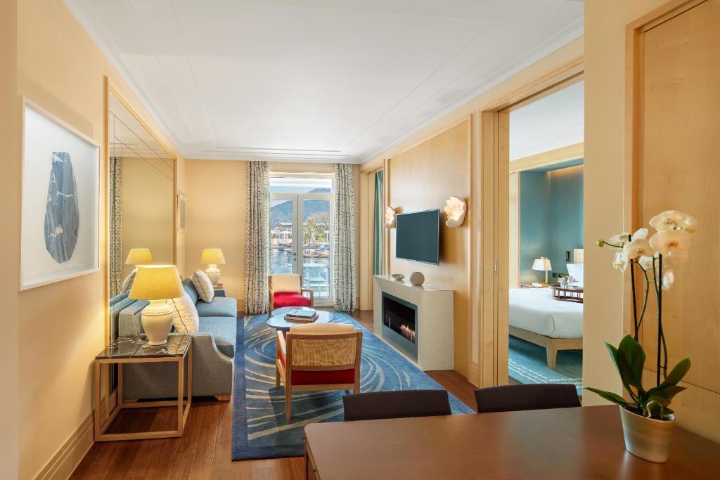 Сьюит (Полулюкс «Аква» с кроватью размера «king-size» и диваном) отеля Regent Porto Montenegro, Тиват