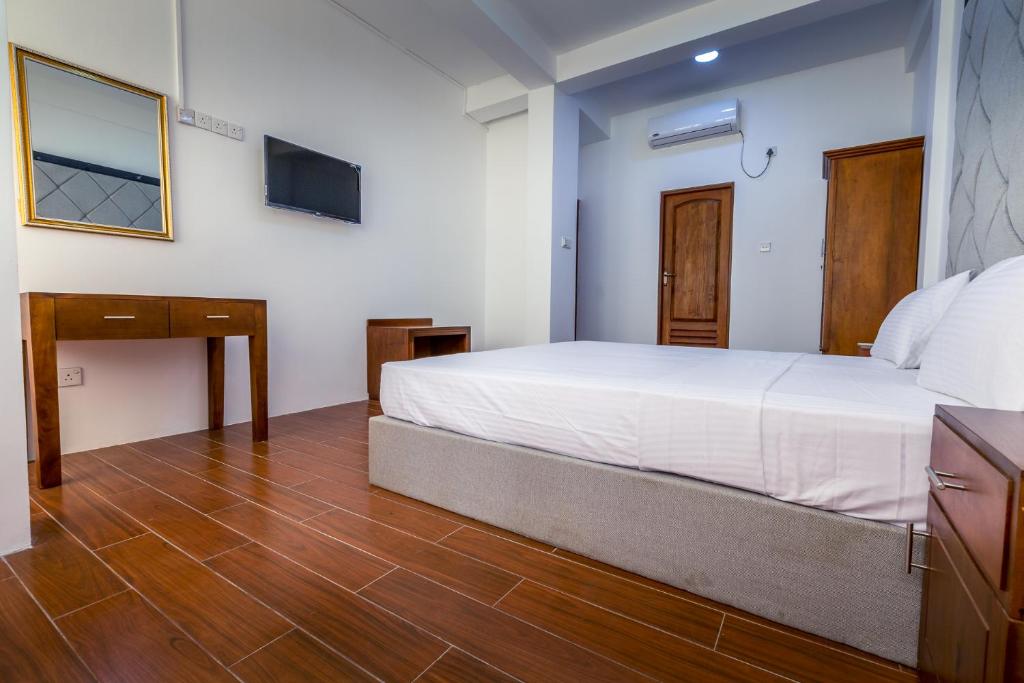 Двухместный (Улучшенный двухместный номер с 1 кроватью) отеля Metro Port City Hotel, Коломбо