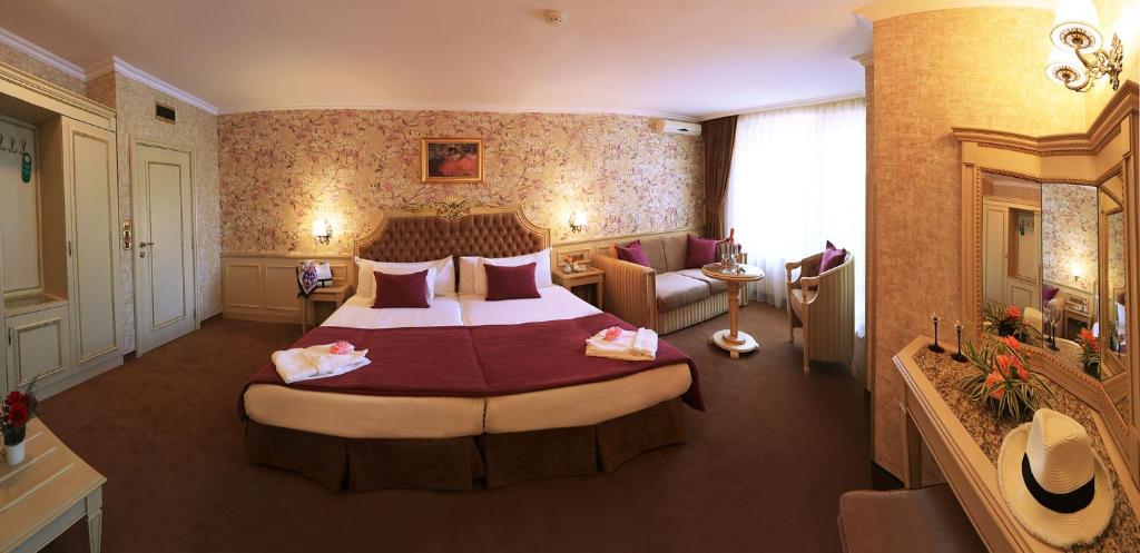 Двухместный (Двухместный номер Делюкс с 1 кроватью (для 2 взрослых и 2 детей до 10 лет)) отеля Spa Hotel Rich, Велинград