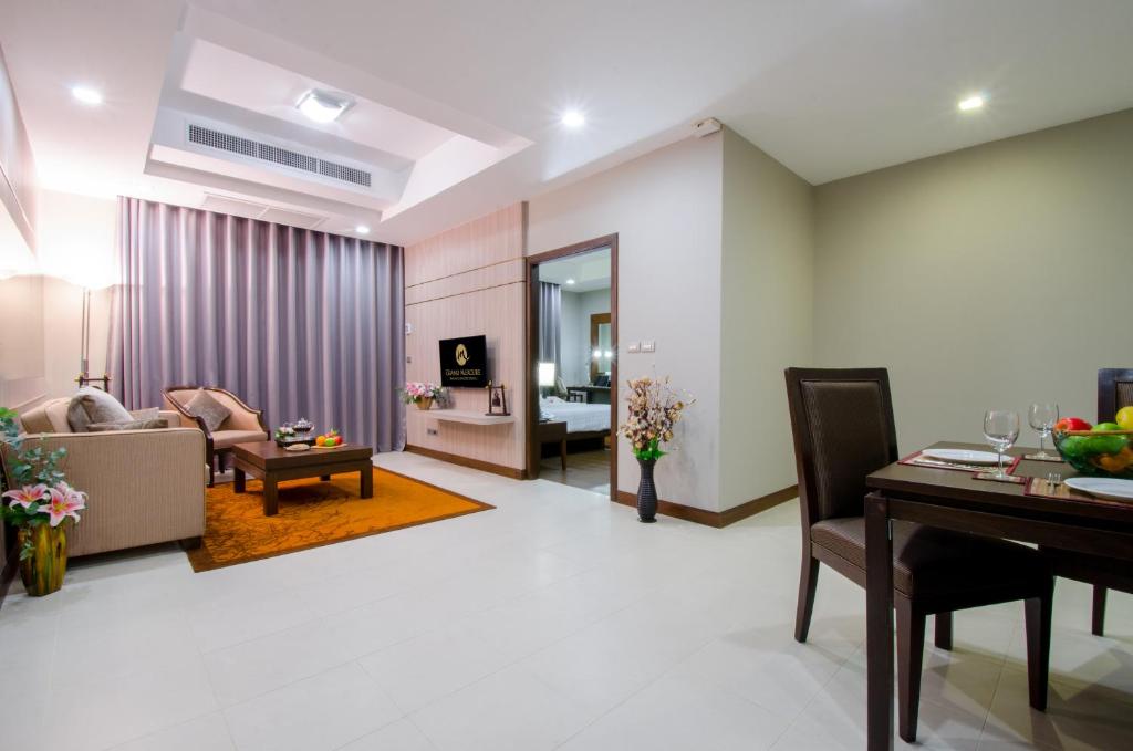 Сьюит (Deluxe King Suite with Living Room and Balcony) отеля Grand Mercure Bangkok Asoke Residence, Бангкок