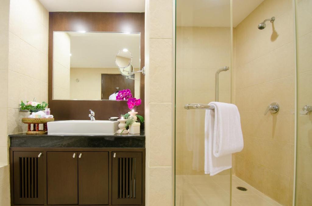 Сьюит (Deluxe King Suite with Living Room and Balcony), Отель Grand Mercure Bangkok Asoke Residence