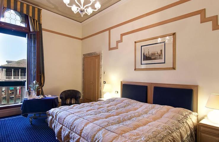 Двухместный (Двухместный номер Делюкс с 2 отдельными кроватями и видом на канал) отеля Foscari Palace, Венеция