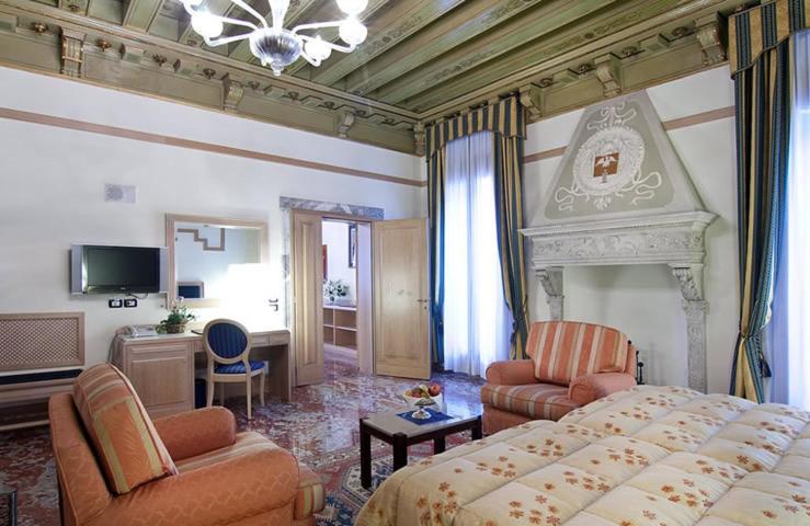 Семейный (Семейный номер (для 2 взрослых и 2 детей)) отеля Foscari Palace, Венеция