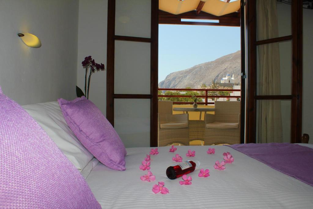 Двухместный (Улучшенный номер с кроватью размера «queen-size», боковой вид на море) отеля Horizon Resort, Камари