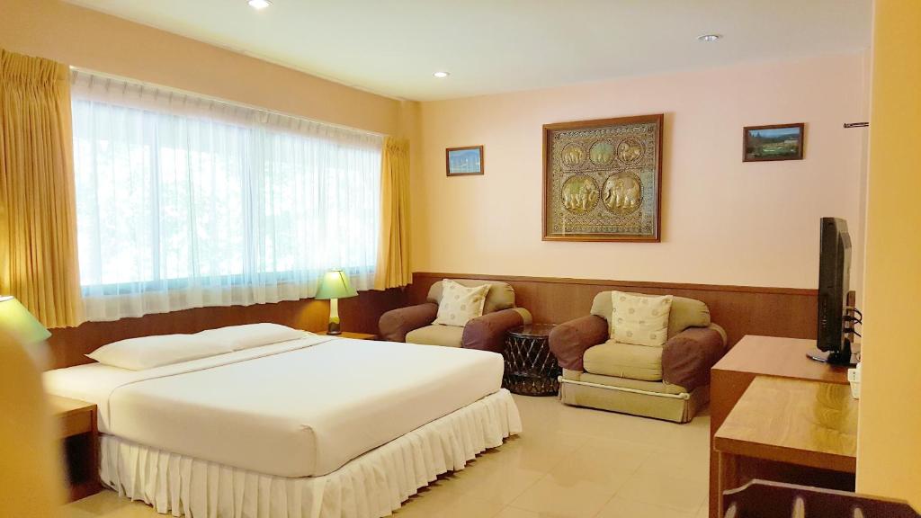 Двухместный (Улучшенный двухместный номер с 1 кроватью) курортного отеля Birds and Bees Resort, Паттайя