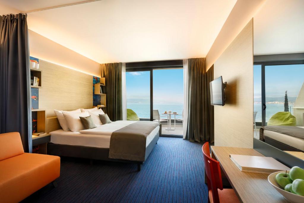 Двухместный (Двухместный номер Делюкс с 1 кроватью, дополнительной кроватью и балконом с видом на море) отеля Remisens Hotel Giorgio II, Ичичи