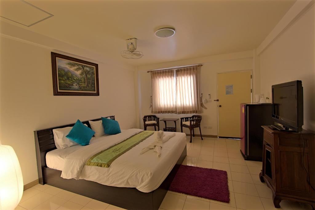 Двухместный (Двухместный номер Делюкс с 1 кроватью) апарт-отеля Charn Residence, Чонбури