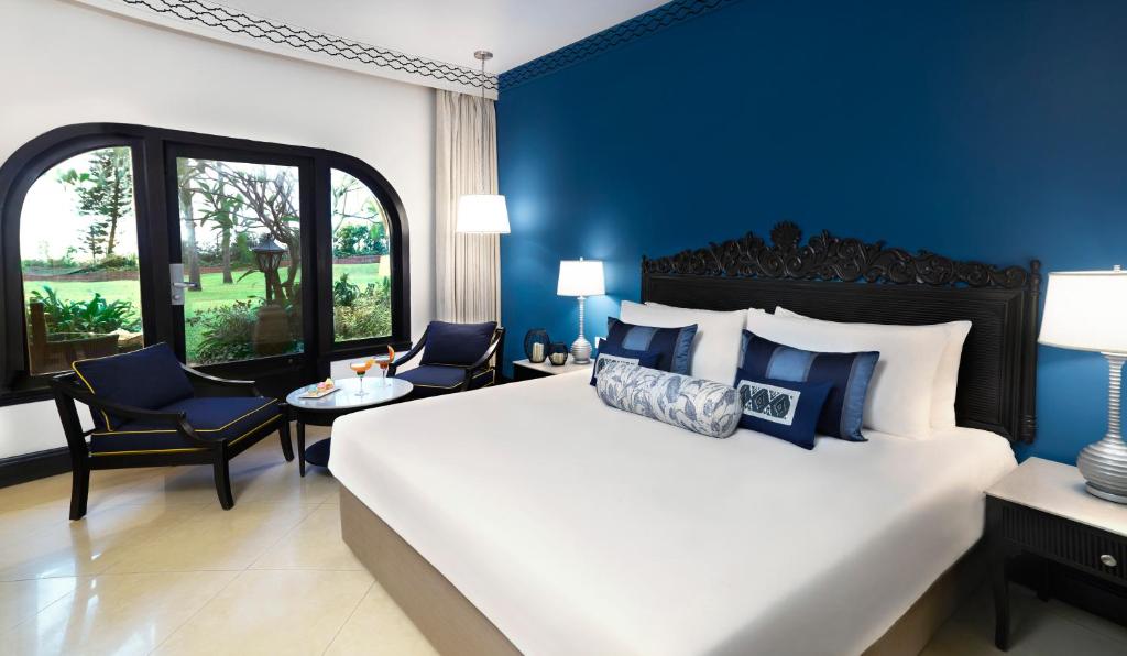 Двухместный (Улучшенный номер с видом на сад и зоной для отдыха на открытом воздухе - Кровать размера «king-size») курортного отеля Taj Fort Aguada Resort & Spa, Goa, Кандолим