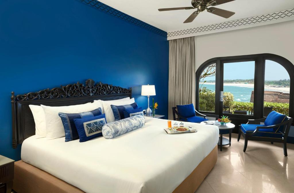 Двухместный (Номер Делюкс с видом на море - Кровать размера «king-size») курортного отеля Taj Fort Aguada Resort & Spa, Goa, Кандолим