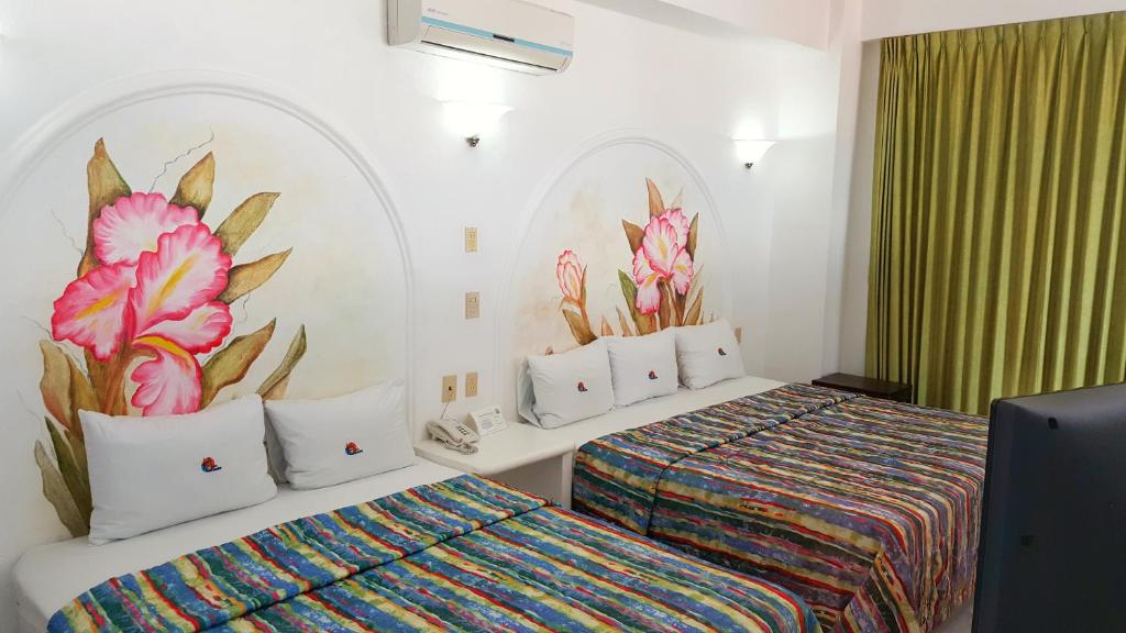 Четырехместный (Двухместный номер с 2 двуспальными кроватями) отеля Hotel La Alondra, Барра-де-Навидад