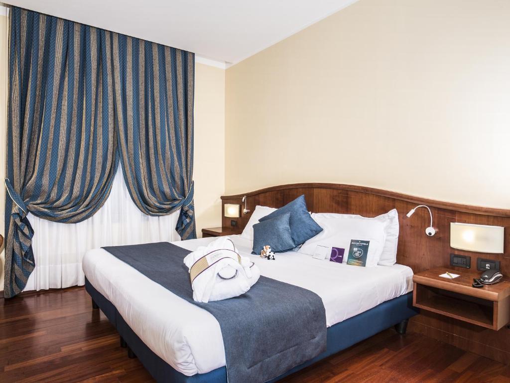 Двухместный (Улучшенный номер с 1 двуспальной кроватью) отеля Mercure Genova San Biagio, Генуя
