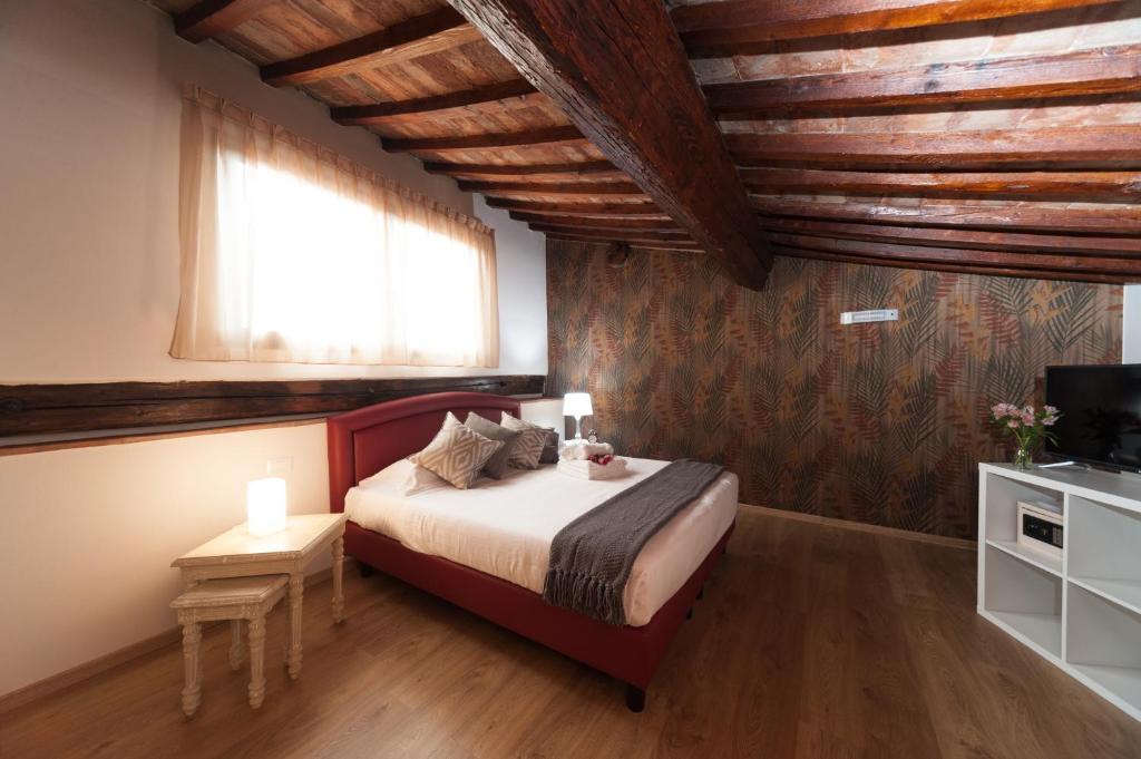 Двухместный (Двухместный номер с 1 кроватью и собственной ванной комнатой вне номера) отеля La Porta del Paradiso, Флоренция