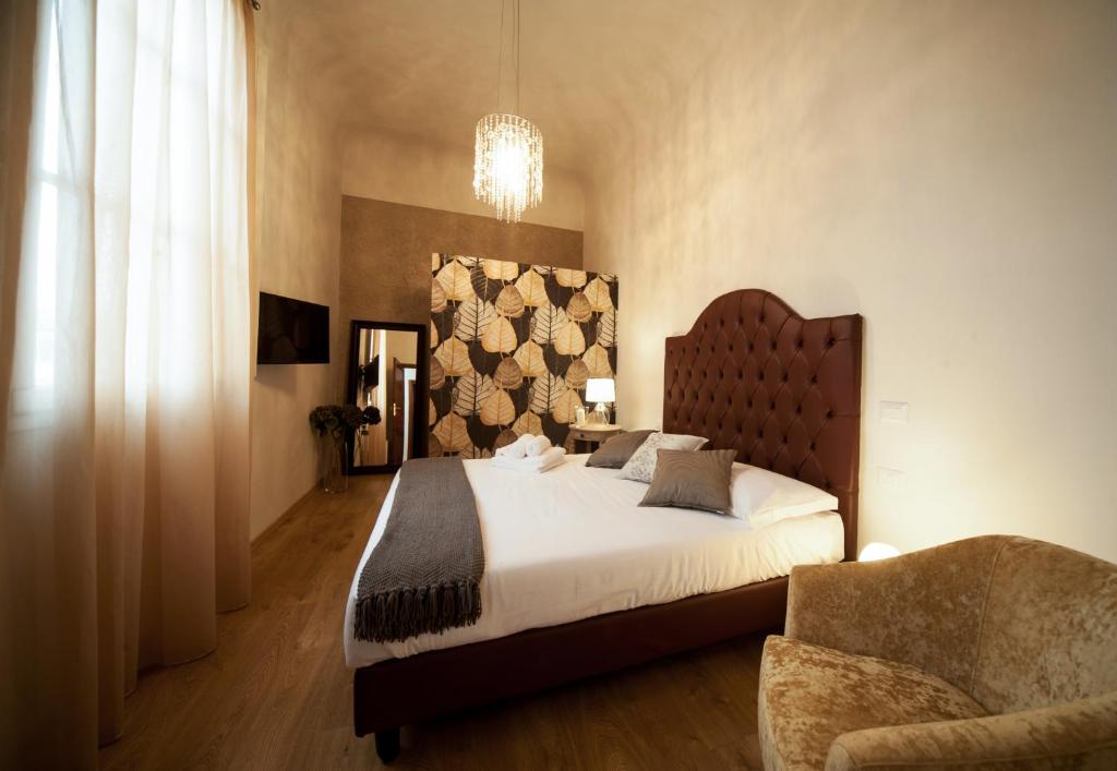 Двухместный (Небольшой двухместный номер с собственной ванной комнатой вне номера) отеля La Porta del Paradiso, Флоренция