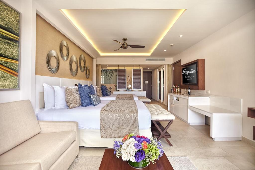 Сьюит (Роскошный полулюкс с видом на океан) курортного отеля Royalton Riviera Cancun Resort & Spa - All Inclusive, Пуэрто-Морелос