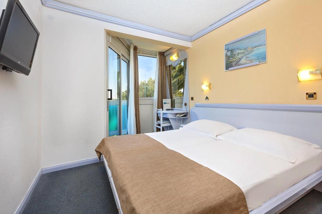 Двухместный (Классический номер с дополнительной кроватью и балконом) отеля Hotel Plavi Plava Laguna, Пореч