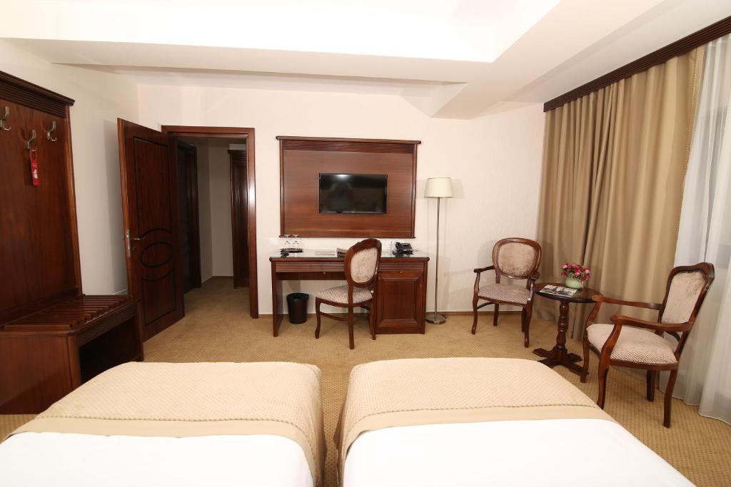 Двухместный (Улучшенный двухместный номер с 1 кроватью или 2 отдельными кроватями и балконом - 4****) отеля Hotel Carmen, Предял