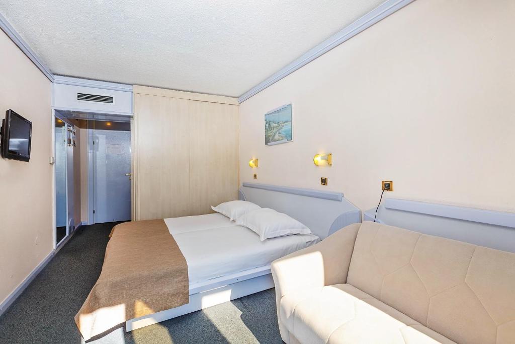 Двухместный (Классический номер с диваном-кроватью и балконом - Вид на море) отеля Hotel Plavi Plava Laguna, Пореч