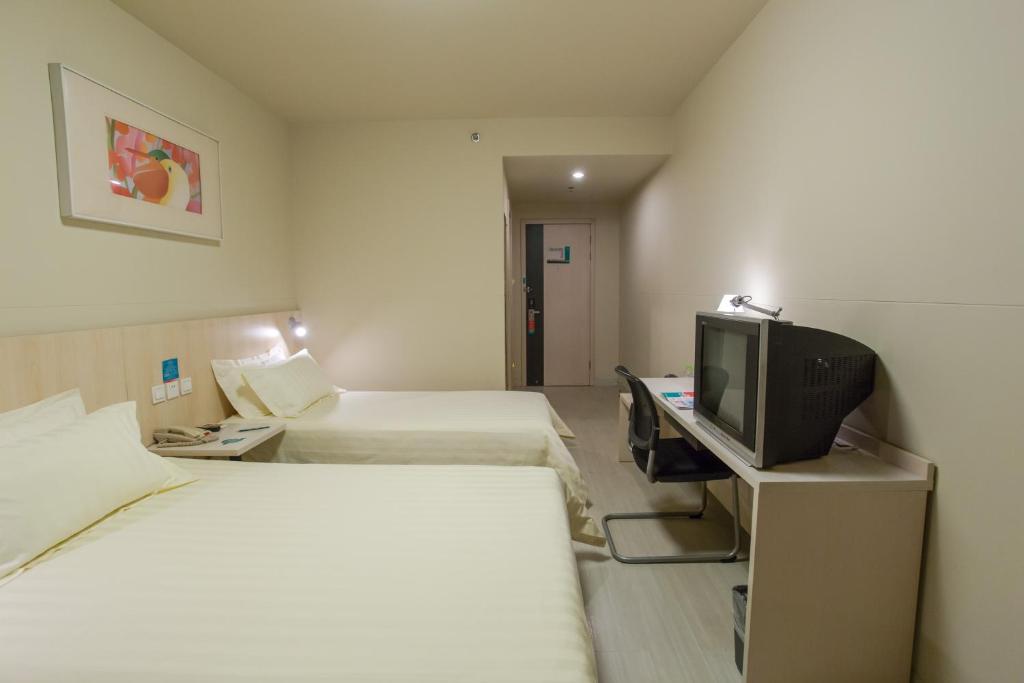Двухместный (Стандартный двухместный номер В с 2 отдельными кроватями) отеля Jinjiang Inn - Beijing Daxing Development Zone, Дасин