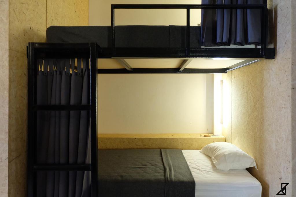 Номер (Спальное место на двухъярусной кровати в 10-местном общем номере для мужчин и женщин) гостевого дома Hugger Guest House, Пхукет