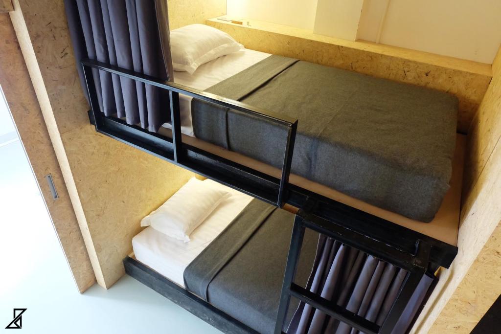 Номер (Кровать в общем 8-местном номере для мужчин и женщин) гостевого дома Hugger Guest House, Пхукет