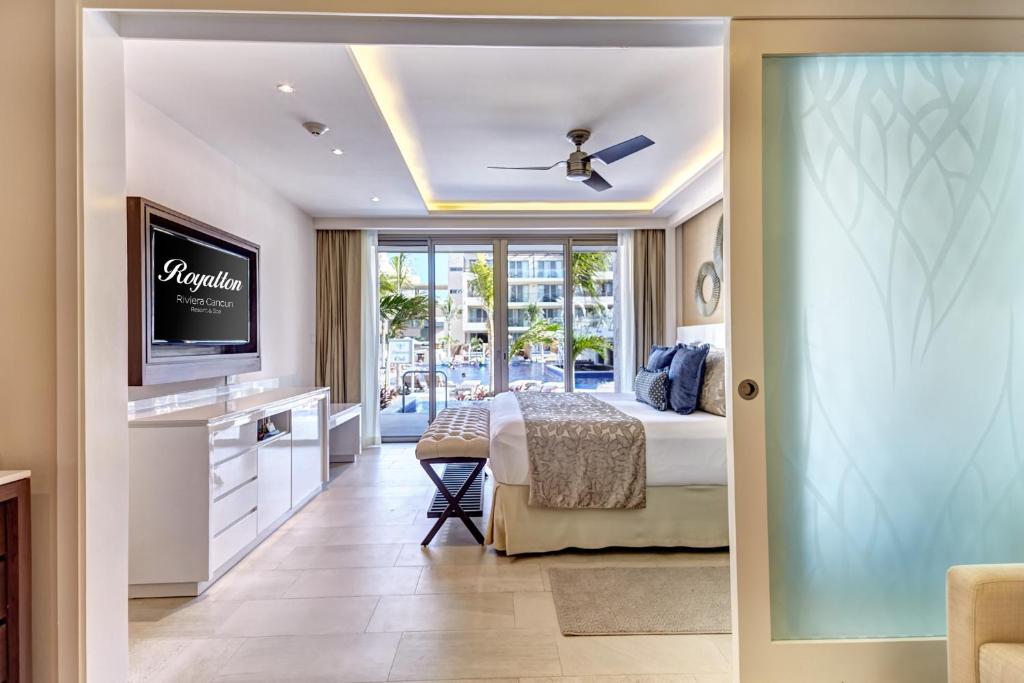Сьюит (Роскошный Полулюкс у кромки бассейна) курортного отеля Royalton Riviera Cancun Resort & Spa - All Inclusive, Пуэрто-Морелос